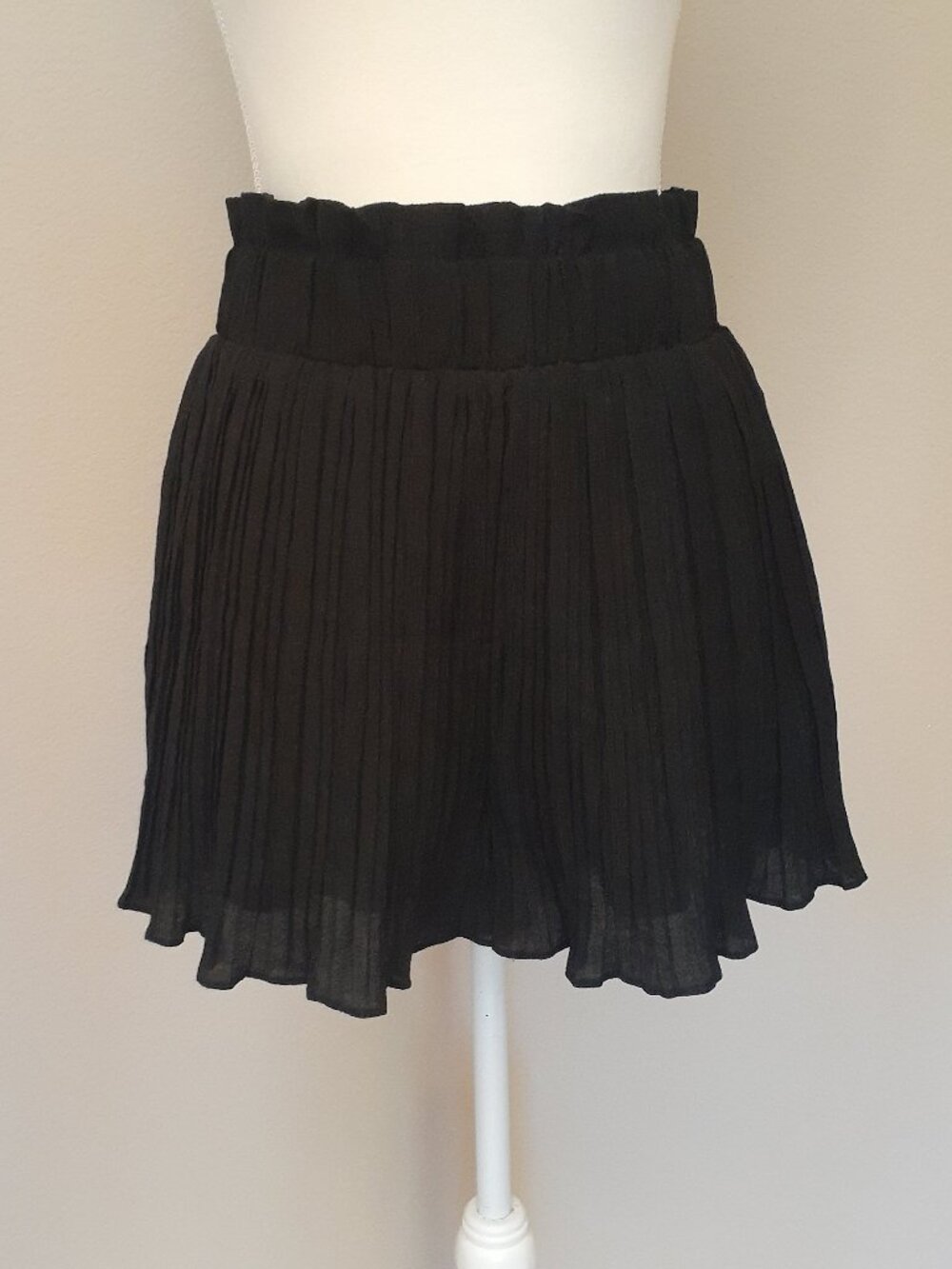 Lulu's Pleated, Crinkle Black Shorts